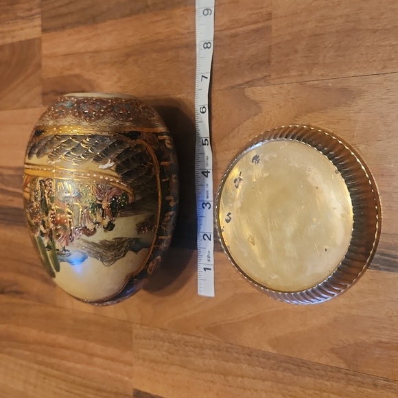 Satsuma Geisha Large Porcelain Egg with Golden Brass Platform Base - Picture 14 of 16